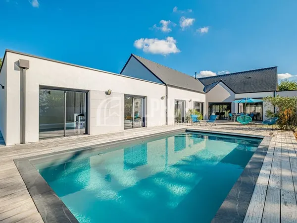 Maison de Plain Pied , 8 chambres, Piscine et garage ( RT2012)
