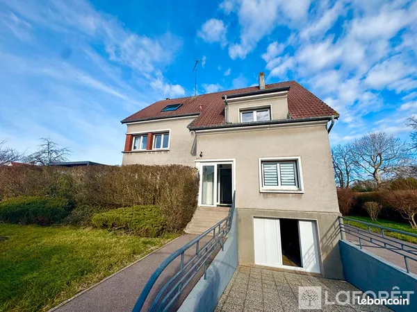 Maison 10 pièces 238 m²