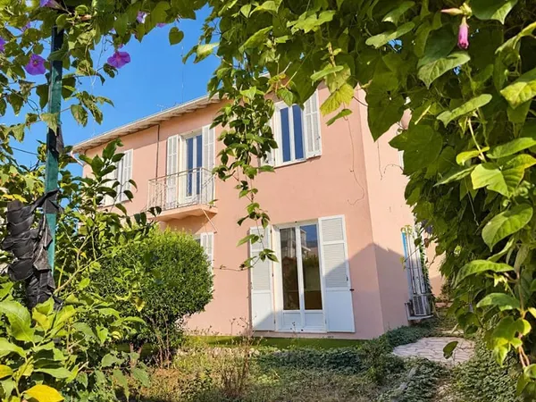 Maison mitoyenne rénovée Antibes plein centre-ville 3/4 pièces 75 m2, jardin 90m2 et parking