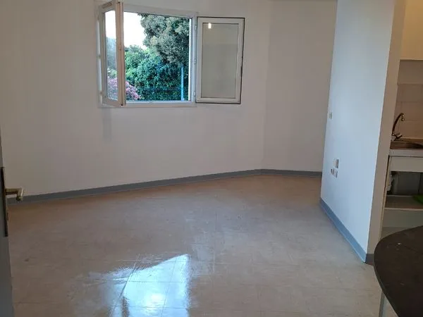 Studio avec terrasse au rez-de-chaussée proximité immédiate de la FAC du Tampon