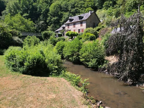 Propriété rare traversée par une rivière - Dépendances -Théatre de verdure