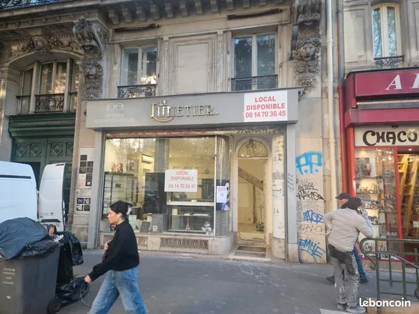 Local emplacement n 1 sortie de metro