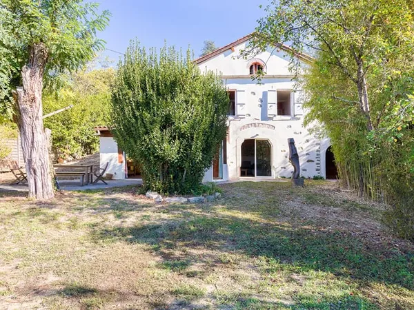Maison et dépendance à l'abri des regards