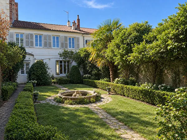 Exclusivité dans l'Hyper centre Rochefort : Maison de caractère 170m² Jardin, Garage et dépendance a