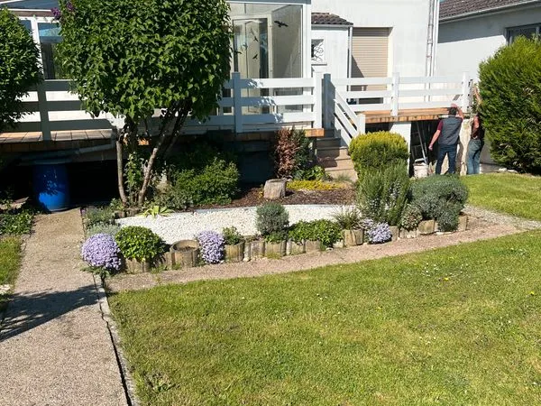 Belle maison jardin clôturé et fleuri à proximité immédiate du B EST