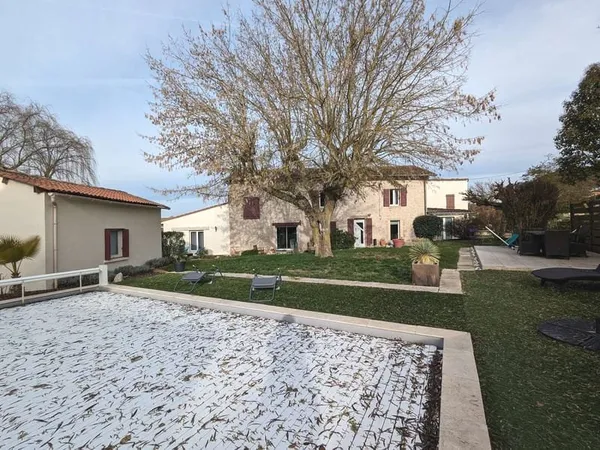 Maison 8 pièces 236 m²