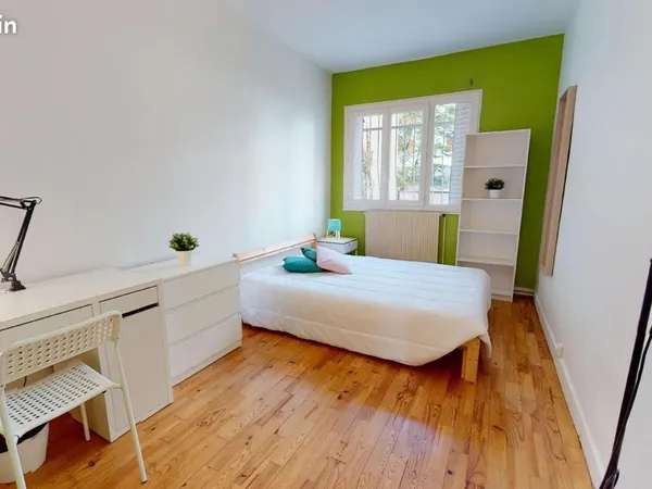Chambre 5 pièces 77 m²
