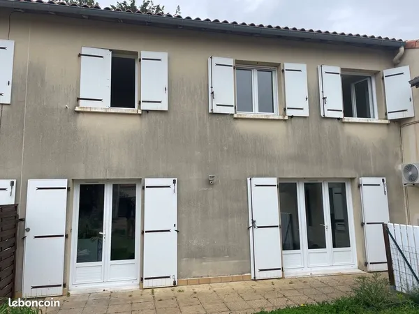 Maison de 82 m² - jardinet - parkings privés