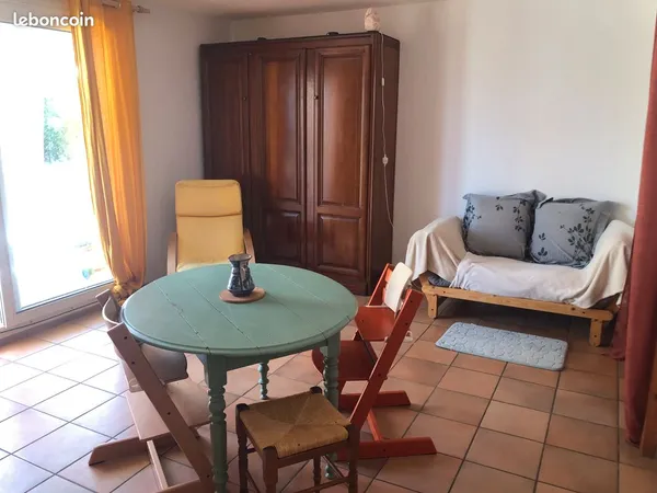 Petit appartement chaleureux avec extérieur et piscine en copropriété