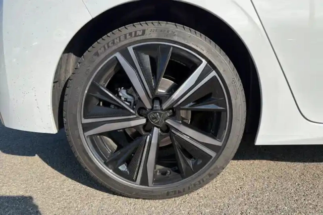 Peugeot 308 hybrid 145 e-dcs6 — photo 35