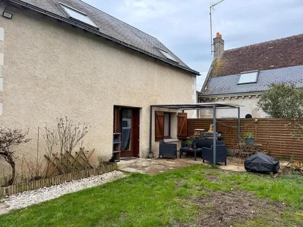 Maison d'habitation avec cour et garages