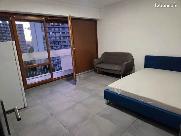 Grande chambre avec balcon en colocation