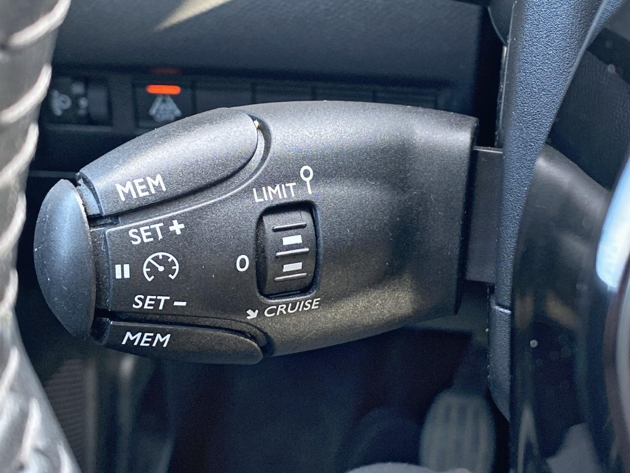 Peugeot 208 1.2 puretech 100ch s&s allure — photo 18
