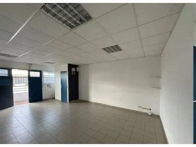 585,90 € TTC+ CHARGES 78,12 € -A louer étage 36m² - Local bureau à Jarry, 97122 BAIE-MAHAULT