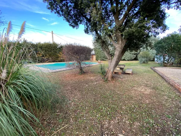 Campagne pernoise, espace et piscine.