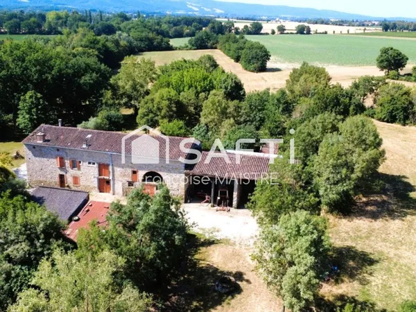 Corps de ferme en pierre sur près de 7 ha