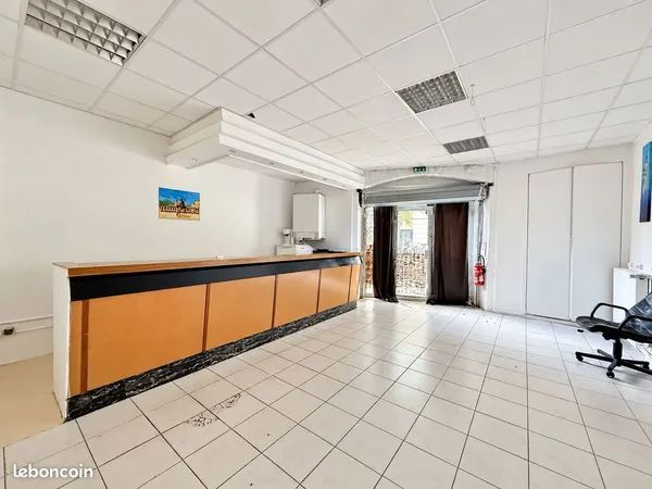 Local commercial 54,11 m² libre - centre de Lons-le-Saunier