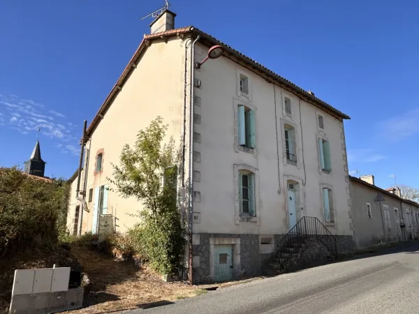 ENSEMBLE IMMOBILIER A RESTAURER (3 LOGEMENTS et une DÉPENDANCE) , CENTRE BOURG, JARDIN, PROCHE ÉCOLE
