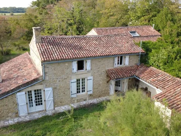 Maison de caractère de 214 m2 à Gizay , 4 chambres, grand jardin, garage, cave, mare