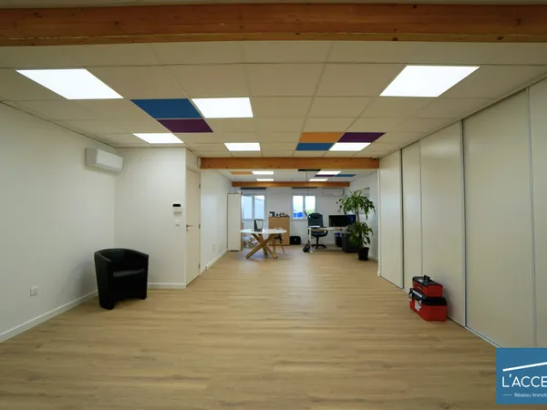 GRAND ENSEMBLE DE BUREAUX AVEC HANGARS ET APPARTEMENT DE FONCTIO
