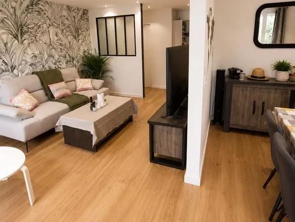 Appartement 6 pièces - 101 m² - 4 chambres - 2 salles de bain - Entièrement rénové