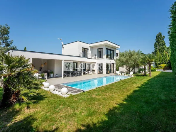 Villa 8 pièces 258 m²