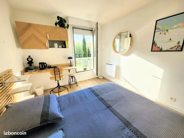 Studio meublé, rénové, bien situé + parking privé
