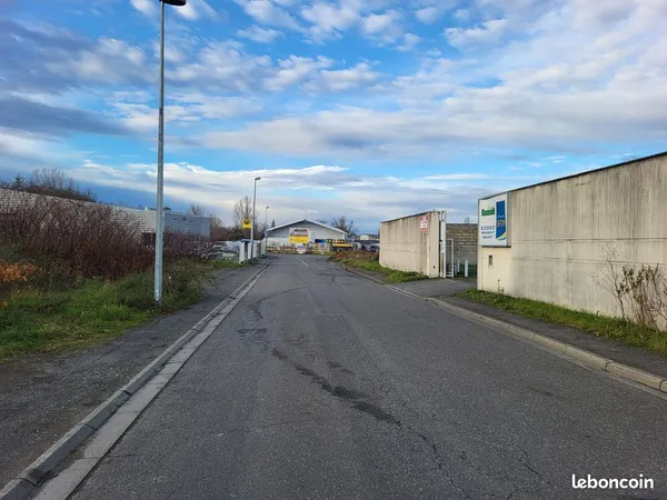 Site Professionnel de 681 m2 avec Atelier - bureaux sur 1446 m2 foncier