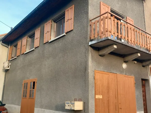 Loue T2 à Coise meublé. 1er étage 45 m2, garage
