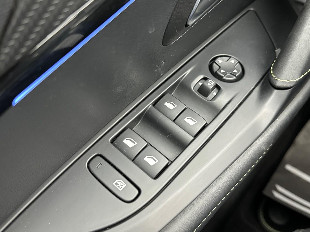 Peugeot 208 hybrid 136 e-dcs6 gt — photo 15