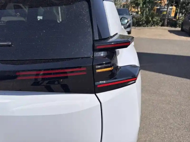 Citroën C5 Aircross hybride rechargeable 195 ch e-eat7 — photo 17