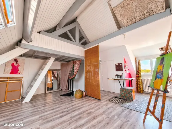 Auray centre, un appartement-atelier sous les toits traversant sur deux niveaux