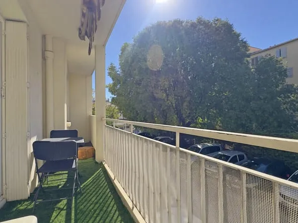 Toulon, quartier Brunet | T3 traversant avec double balcon e