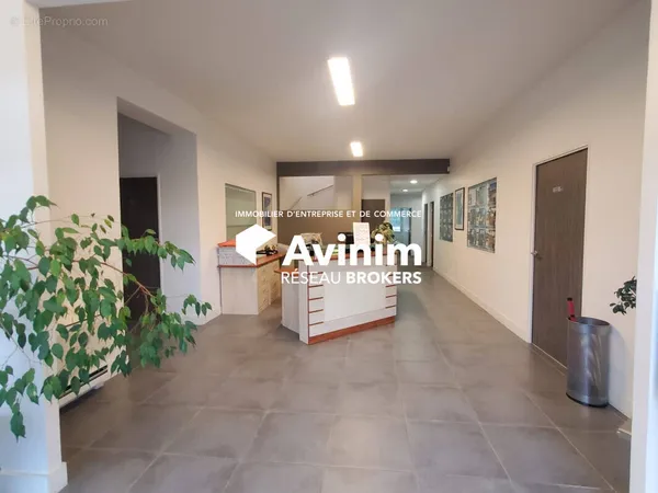 Commerce 744 m²