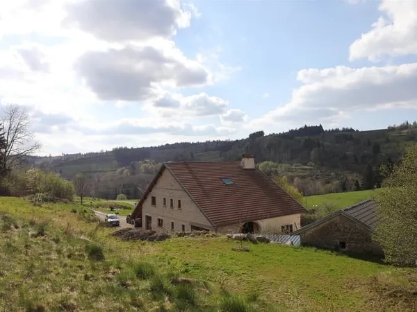 Maison de fermier partiellement rénovée avec vue et 5 ha de terrain