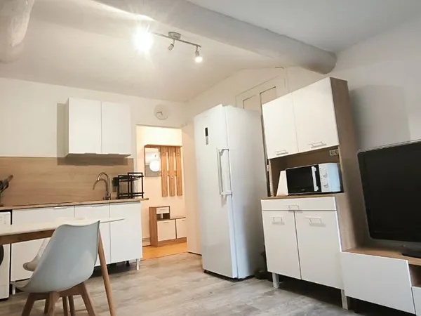 T2 meublé rénové 34 m² - calme - 440 CC
