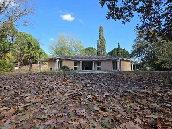 Maison d'architecte de plain-pied avec terrain 1ha