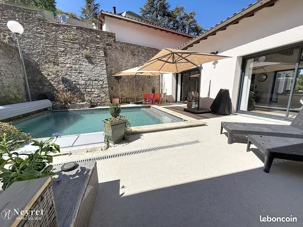 Propriété 8 pièces 218 m²