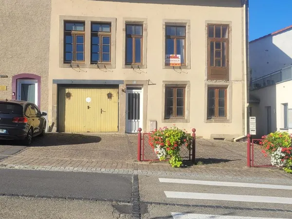 Maison avec garage et jardin