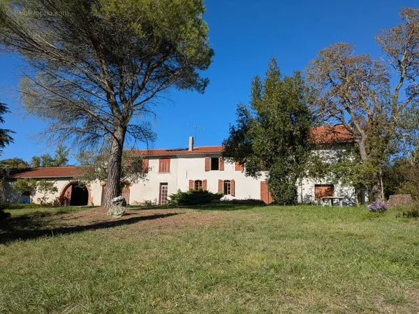 Corps de ferme sur plus de 3 hectares.