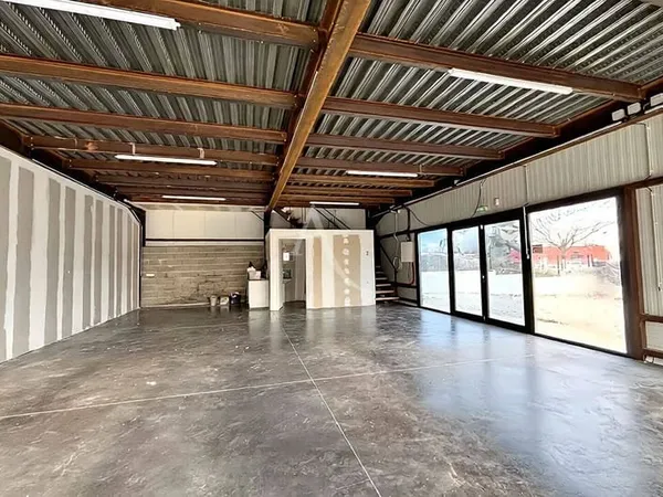 Local commercial 300 m²