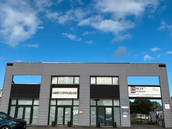 Local professionnel 159m2 - Bureaux 121m2 + entrepôt 38m2- Bréal sous Montfort