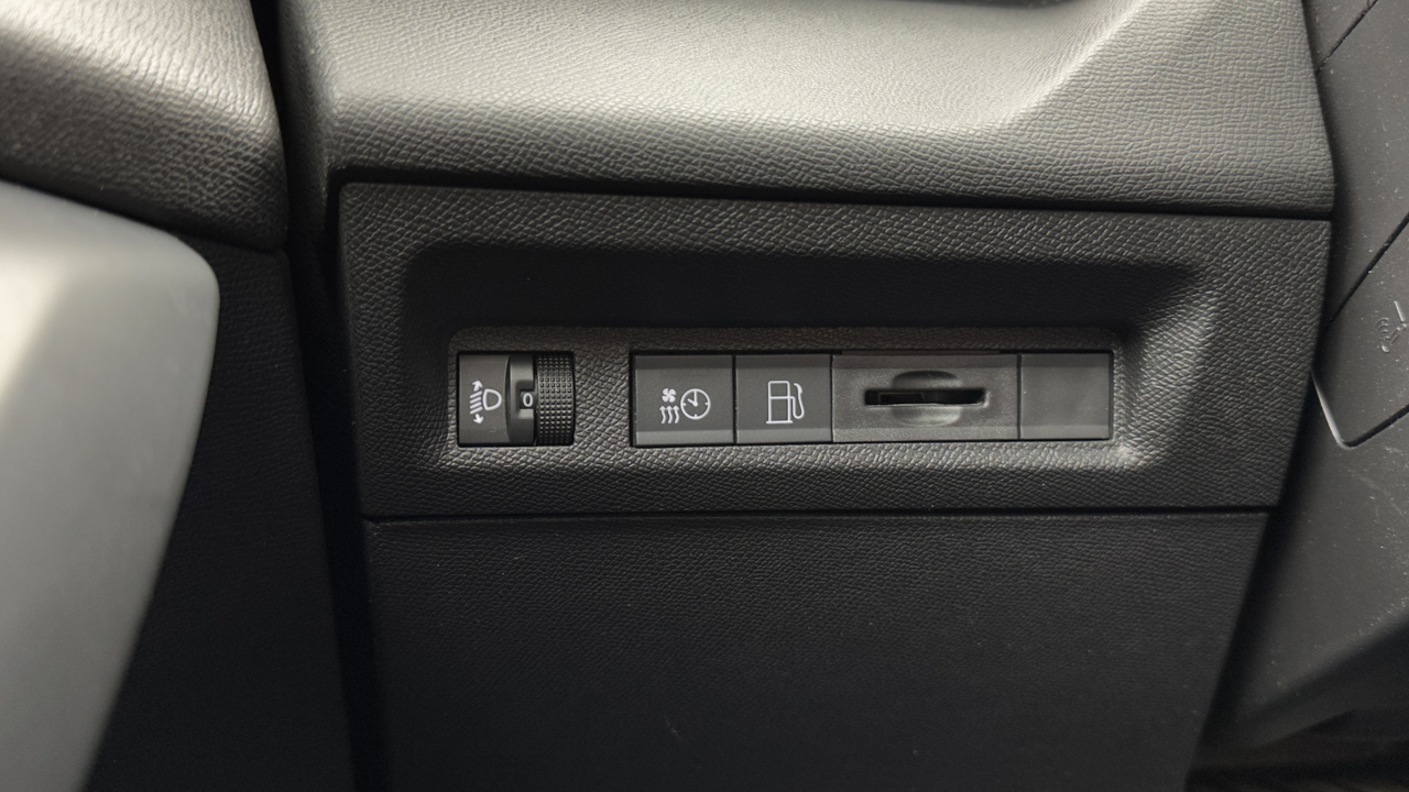 Peugeot 308 SW PHEV 180 e-EAT8 — photo 15