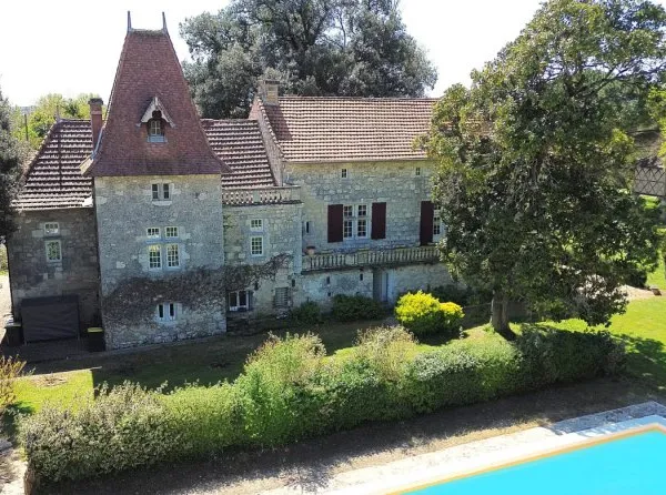 Manoir historique et dépendances