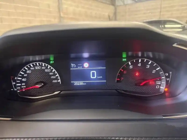 Peugeot 208 puretech 100 s&amp;s bvm6 — photo 12