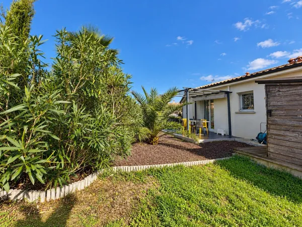 Maison avec jardin et terrasse à Saint-Savin