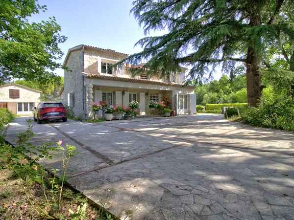 FOULAYRONNES - Ensemble immobilier de caractère de 315m² avec dépendance, garages et vue dans un env