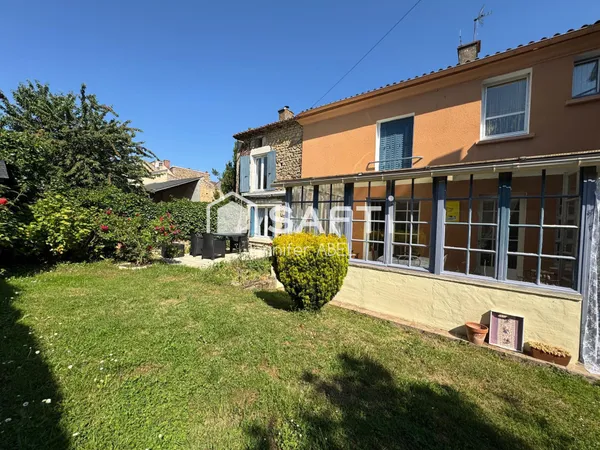Maison de caractère de 220 m² au coeur de la cité médiévale de Saint-Loup-Lamairé avec studio indépe