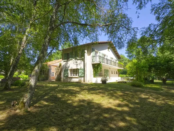 Maison unique en bord de rivière, dans un joli village avec bar/épicerie proche de Confolens