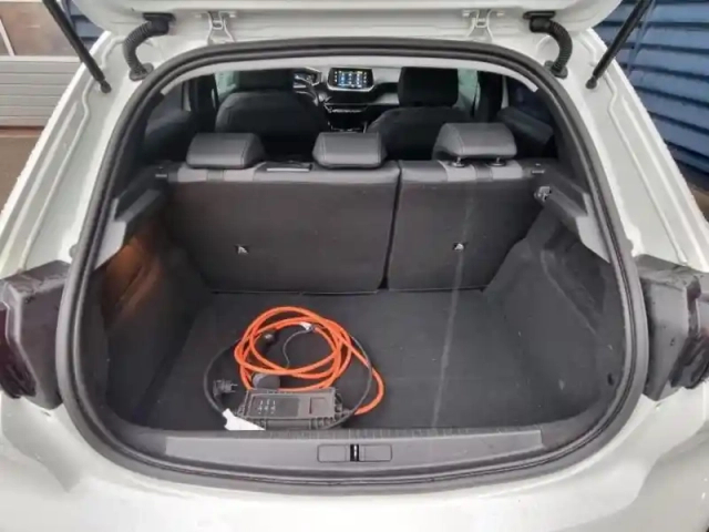 Peugeot 208 e- 136ch allure pack — photo 10